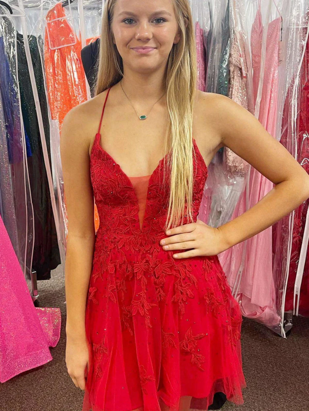 Robes de bal rouges courtes en dentelle, col V dos nu et coupe trapèze