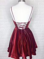 Robe de bal courte en velours bordeaux, coupe trapèze, col en V, dos nu, idéale pour les remises de diplômes et les fêtes de fin d'année.