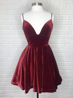 Robe de bal courte en velours bordeaux, coupe trapèze, col en V, dos nu, idéale pour les remises de diplômes et les fêtes de fin d'année.