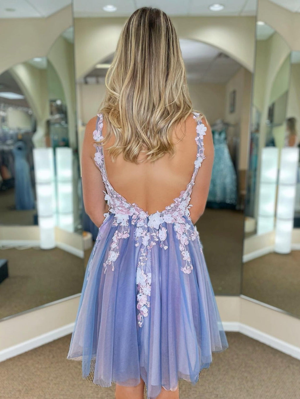 Robe de bal courte trapèze en tulle fleuri à col en V et dos nu, ornée de dentelle et de tulle, style formel.