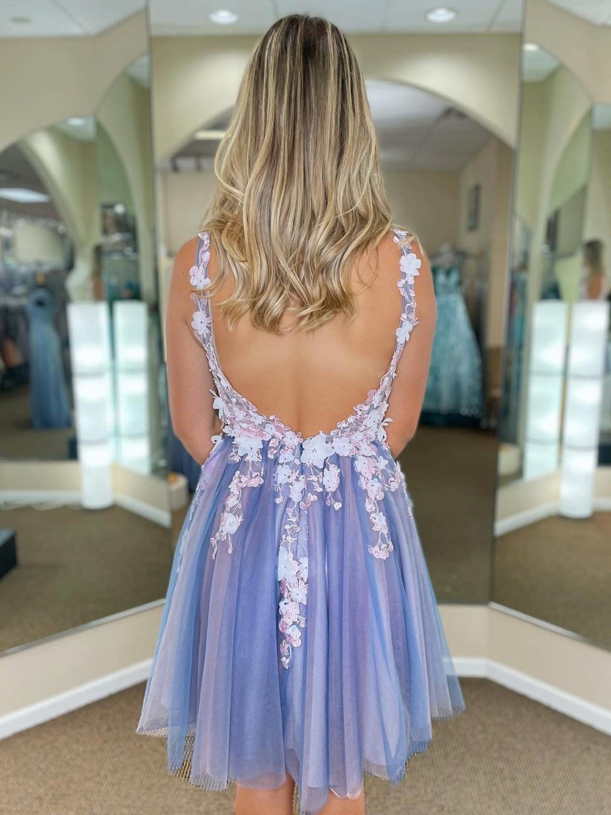 Robe de bal courte trapèze en tulle fleuri à col en V et dos nu, ornée de dentelle et de tulle, style formel.