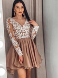 Robe de bal courte trapèze à col en V en dentelle avec manches