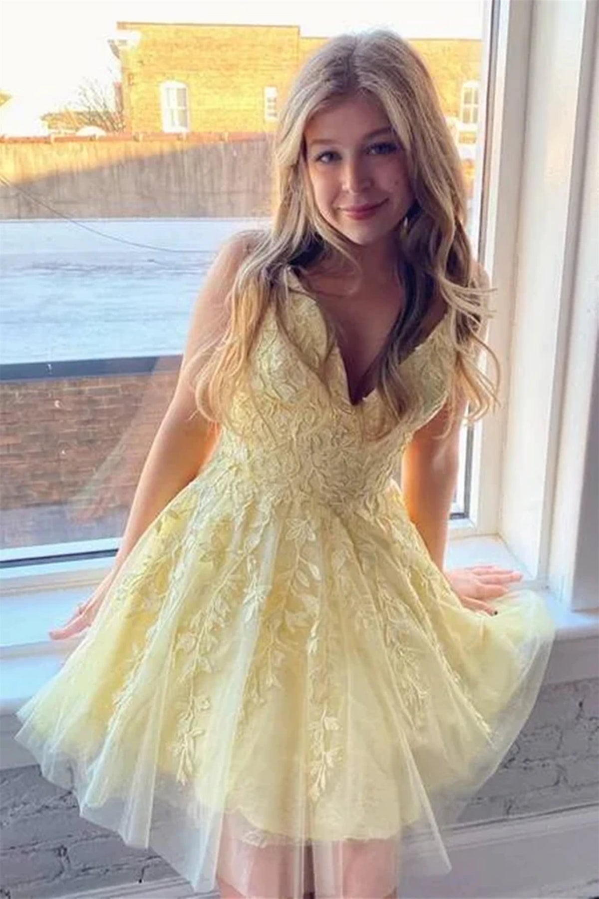 Robe de bal courte en dentelle et tulle, dos nu, col en V, coupe trapèze, rose