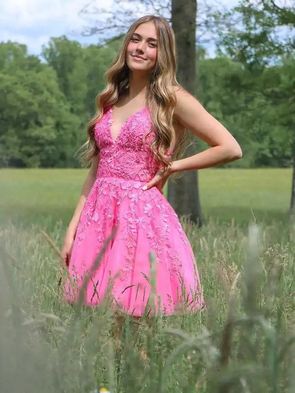 Robe de bal courte en dentelle et tulle, dos nu, col en V, coupe trapèze, rose