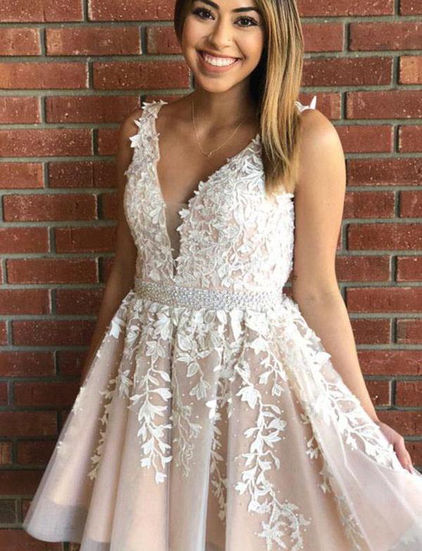 Robe de bal courte trapèze en dentelle et tulle à col en V