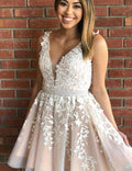 Robe de bal courte trapèze en dentelle et tulle à col en V