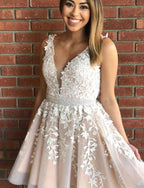 Robe de bal courte trapèze en dentelle et tulle à col en V