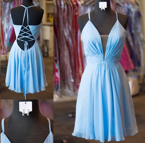 Robe de bal courte trapèze en mousseline dos nu à lacets et col en V