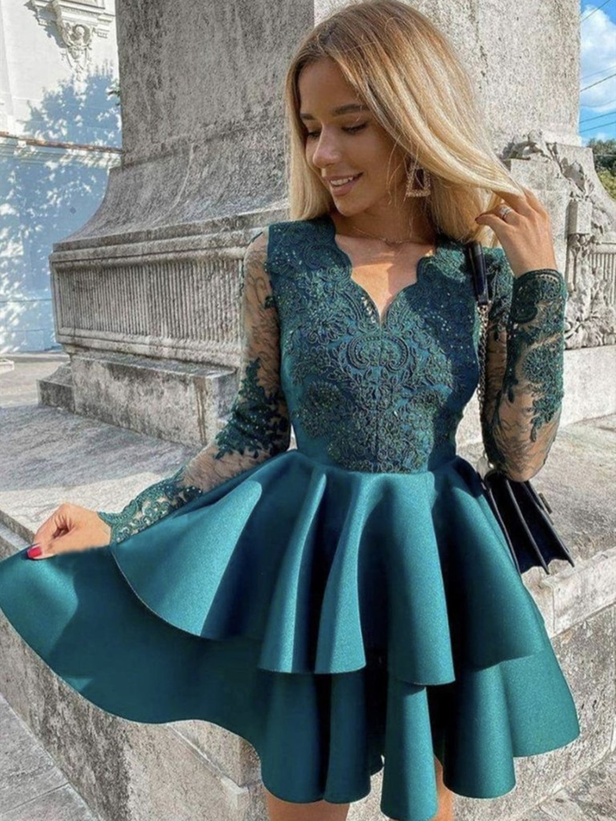 Robe de bal de fin d'année courte en satin et dentelle, col en V et manches