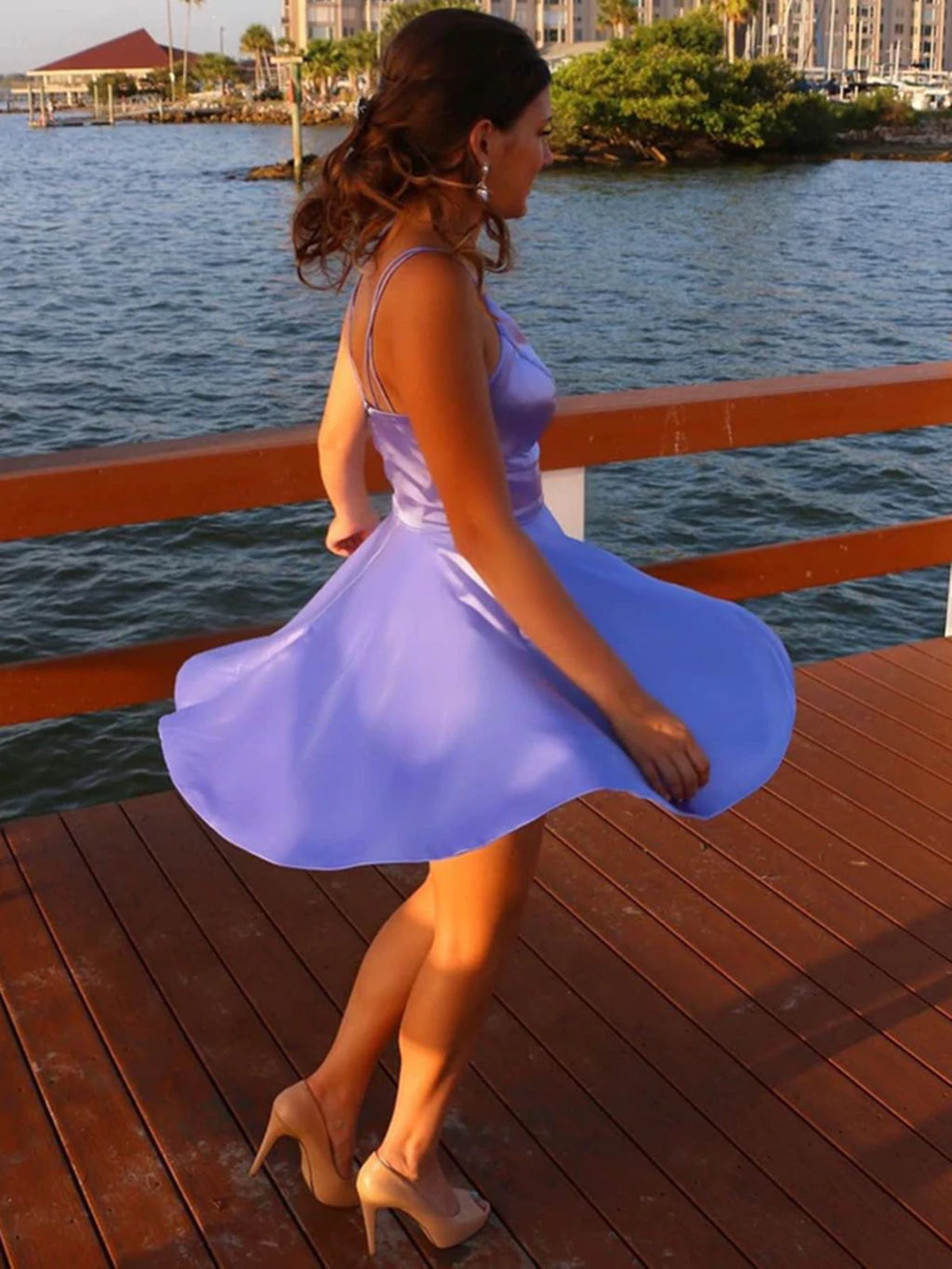 Robe de bal courte en satin lilas à col en V et poches, coupe trapèze, style lilas.