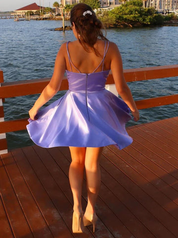 Robe de bal courte en satin lilas à col en V et poches, coupe trapèze, style lilas.