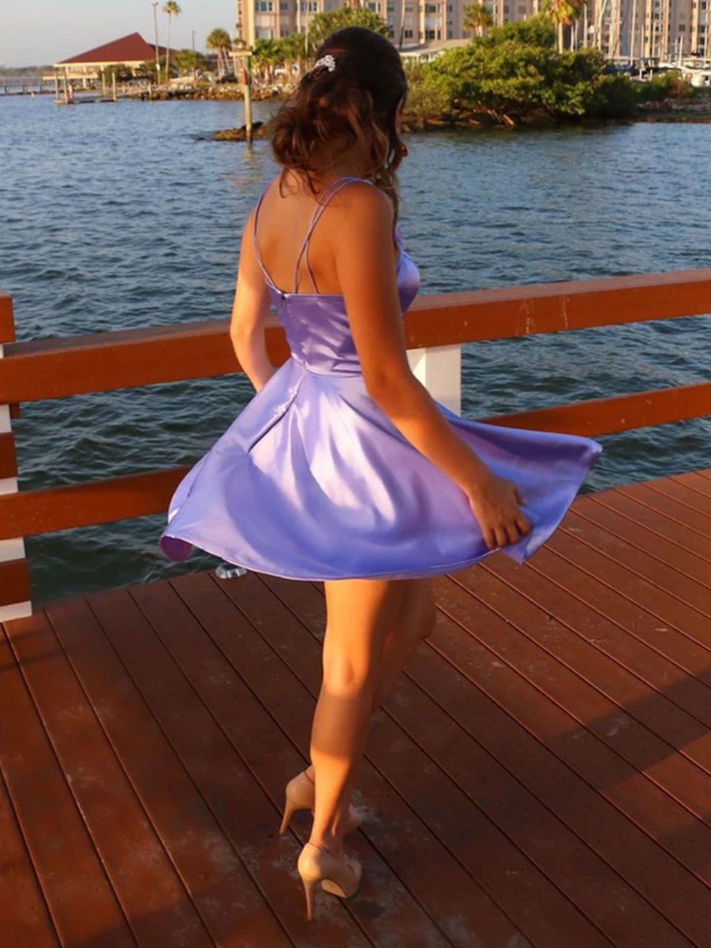 Robe de bal courte en satin lilas à col en V et poches, coupe trapèze, style lilas.