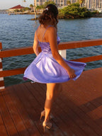 Robe de bal courte en satin lilas à col en V et poches, coupe trapèze, style lilas.
