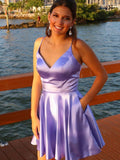 Robe de bal courte en satin lilas à col en V et poches, coupe trapèze, style lilas.