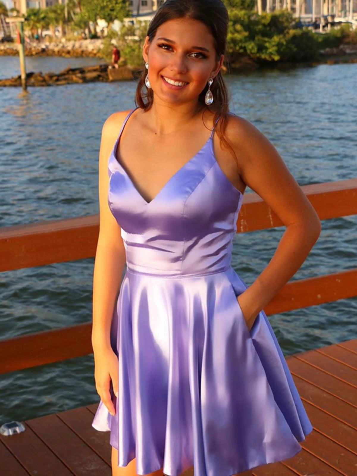 Robe de bal courte en satin lilas à col en V et poches, coupe trapèze, style lilas.