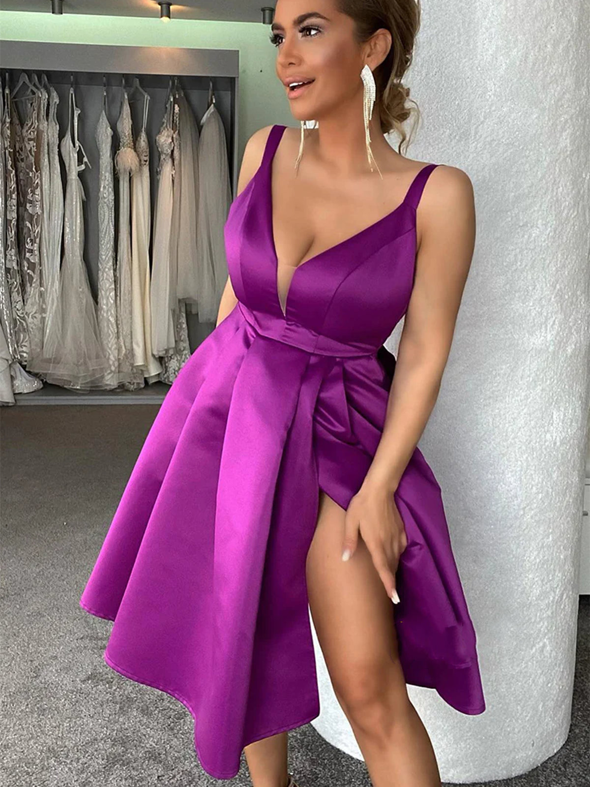 Robe de bal courte en satin violet à col en V et fente, coupe trapèze, idéale pour les fêtes de fin d'année.