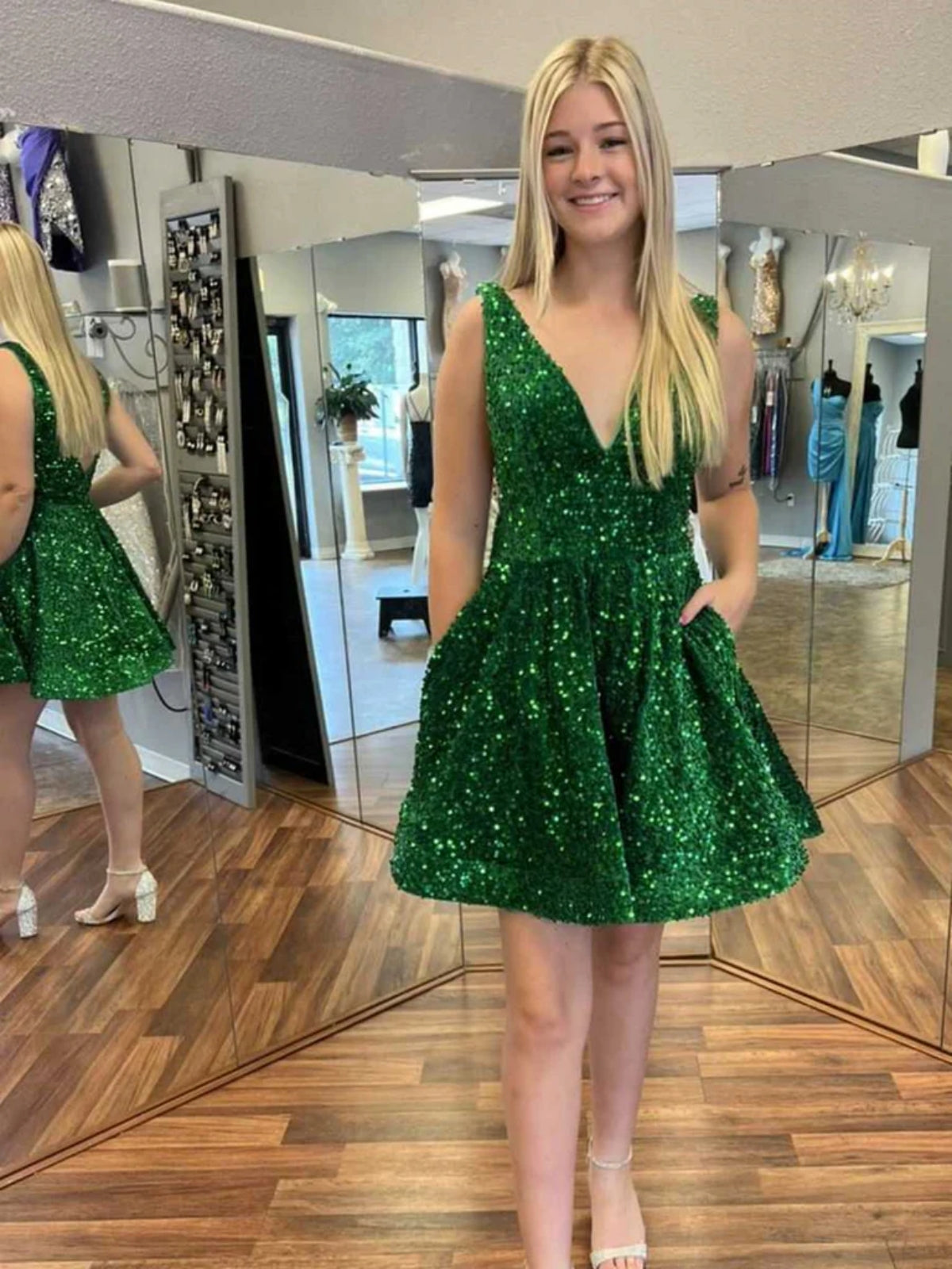 Robe de bal courte trapèze à col en V et sequins avec poches