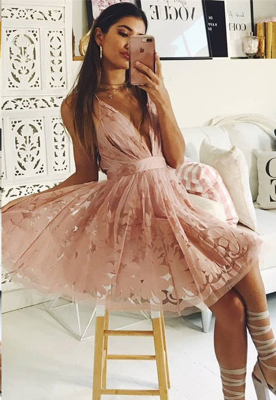 Robe de bal courte trapèze à col en V, bretelles spaghetti et applications de dentelle