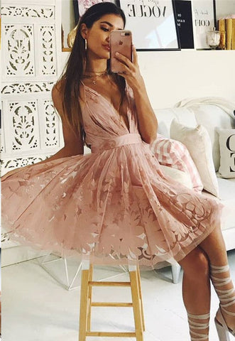 Vestido corto de fiesta de bienvenida con escote en V, tirantes finos, apliques de encaje y corte en A.