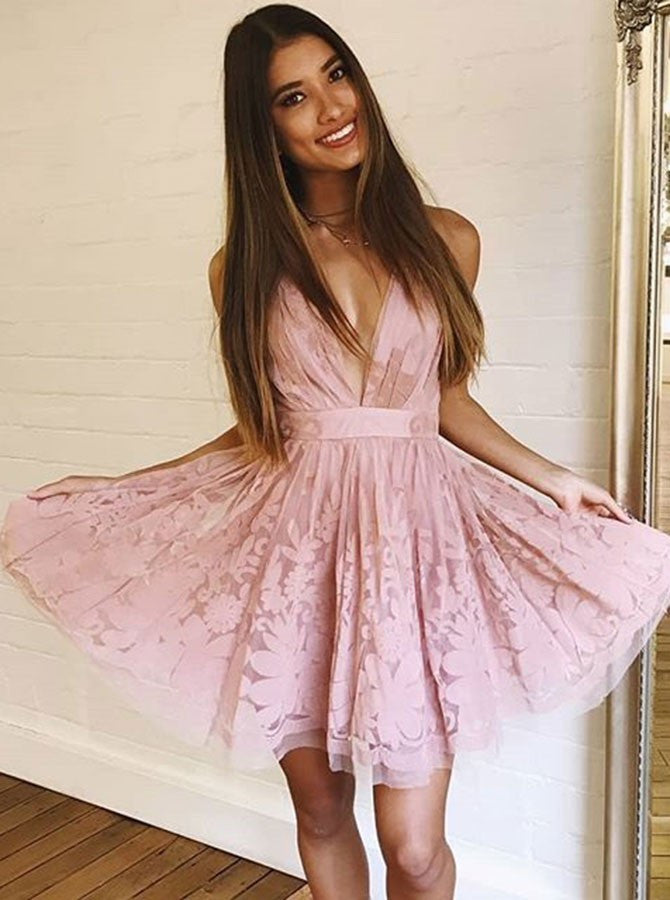 Robe de bal courte trapèze à col en V, bretelles spaghetti et applications de dentelle