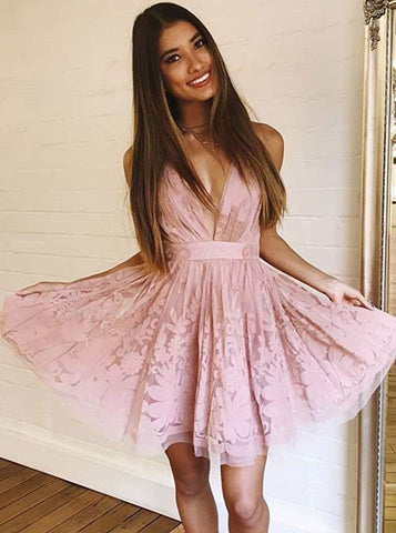 Vestido corto de fiesta de bienvenida con escote en V, tirantes finos, apliques de encaje y corte en A.