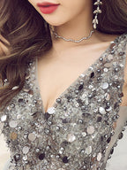 Robe de bal courte trapèze à col en V en tulle ornée de perles et dos nu