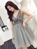 Robe de bal courte trapèze à col en V en tulle ornée de perles et dos nu