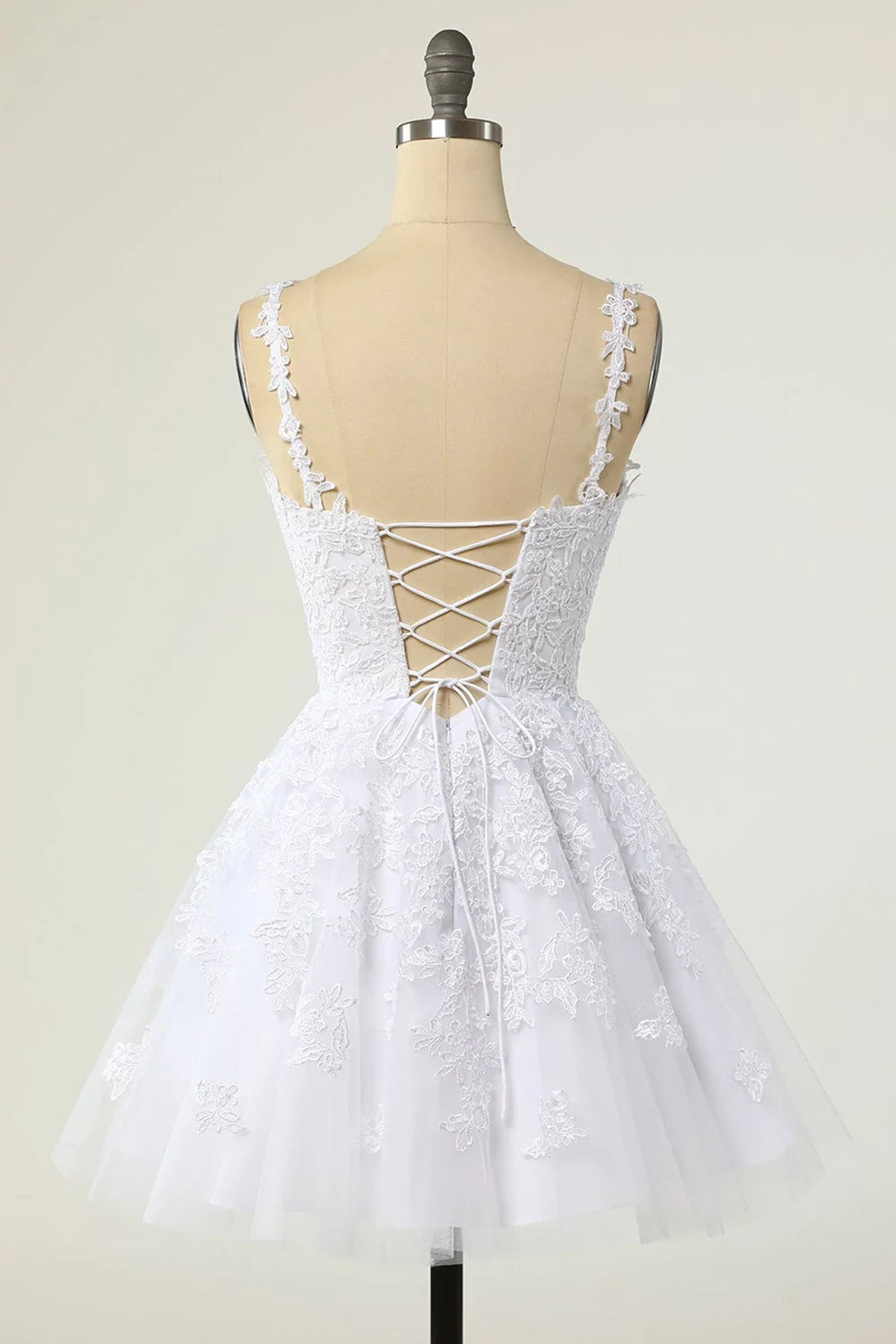 Robe de bal blanche courte trapèze en tulle et dentelle, dos nu, col en V et col en V
