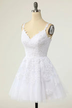 Robe de bal blanche courte trapèze en tulle et dentelle, dos nu, col en V et col en V