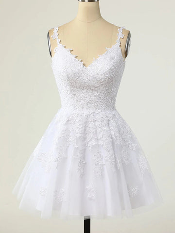 Vestido corto de fiesta blanco con escote en V, tul y encaje, espalda descubierta, corte en A.