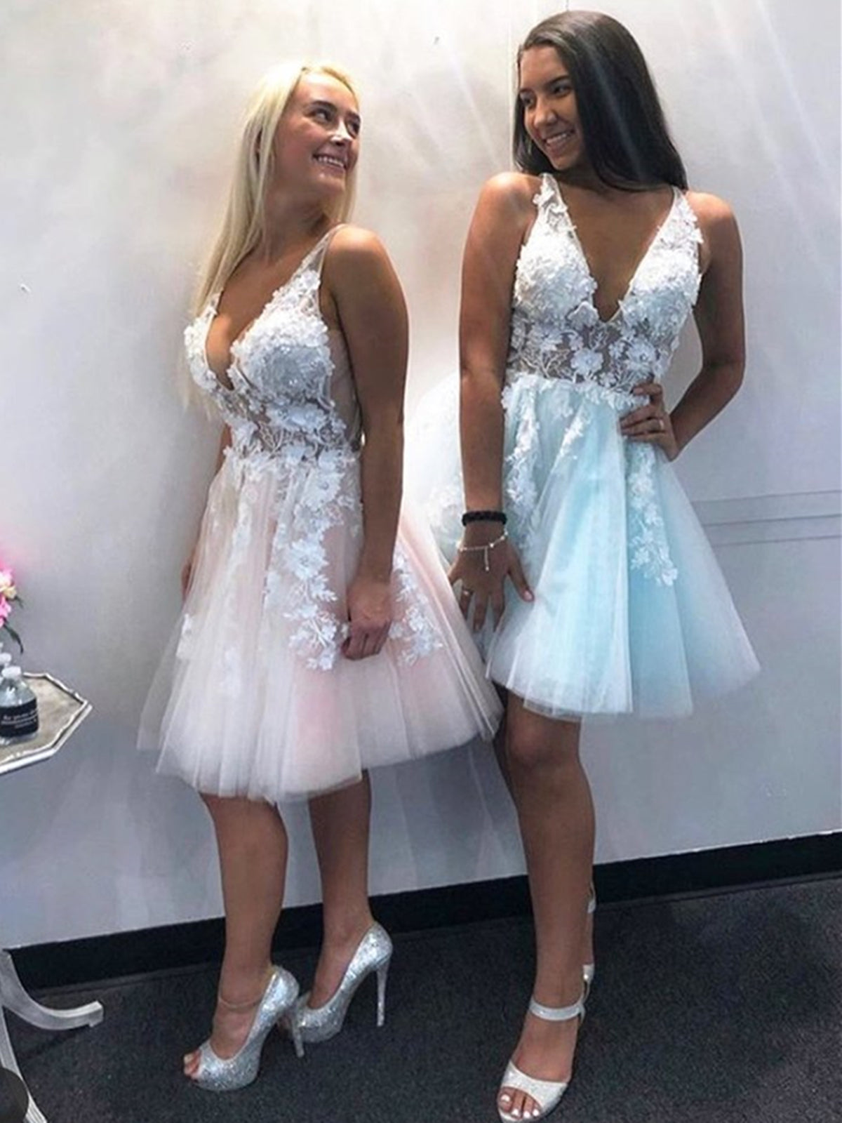 Robes de bal courtes trapèze en tulle et dentelle dos nu, col en V et décolleté en V