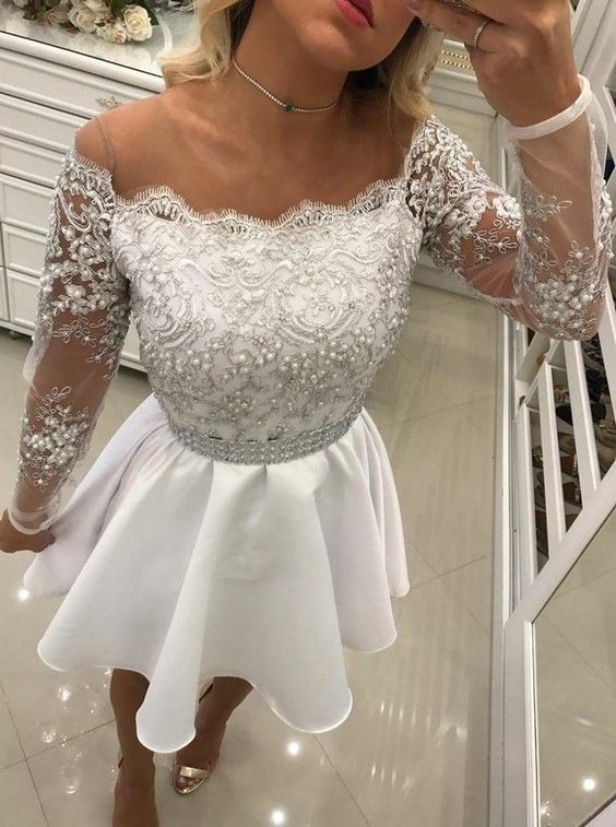 Robe de bal courte trapèze blanche en dentelle et mousseline à manches longues
