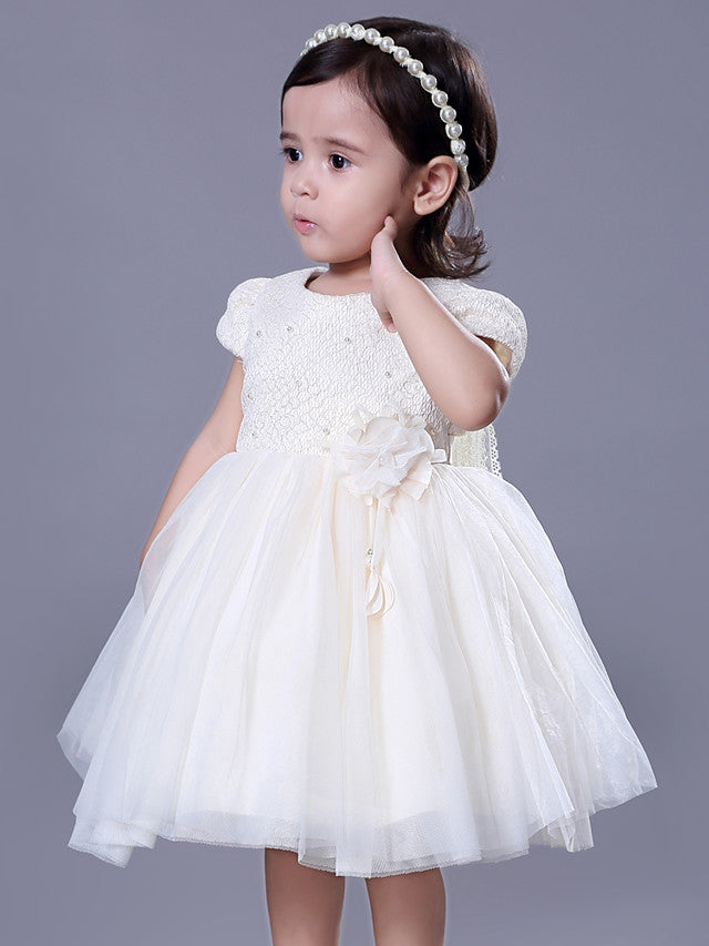 Robe de bal courte en dentelle avec col bijou, manches longues, idéale pour un mariage, une fête ou une demoiselle d'honneur.