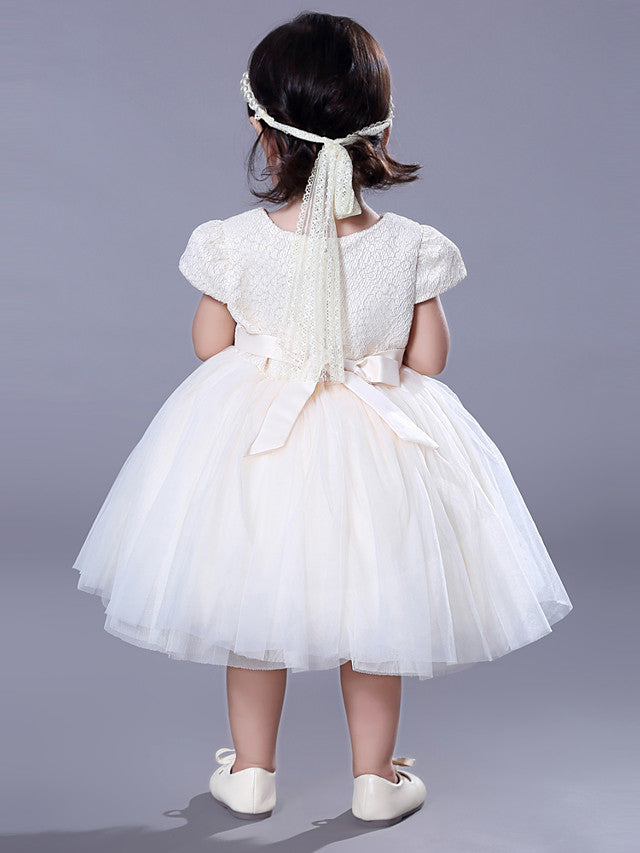 Robe de bal courte en dentelle avec col bijou, manches longues, idéale pour un mariage, une fête ou une demoiselle d'honneur.
