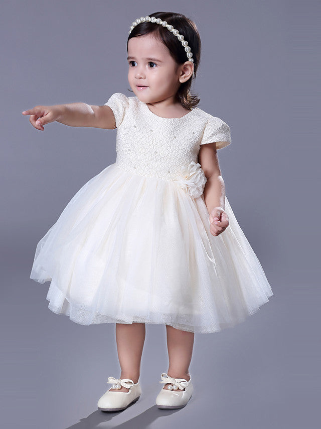 Robe de bal courte en dentelle avec col bijou, manches longues, idéale pour un mariage, une fête ou une demoiselle d'honneur.