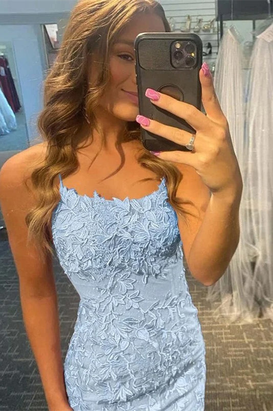 Robe de bal courte fourreau bleue en dentelle à fines bretelles spaghetti sans manches 