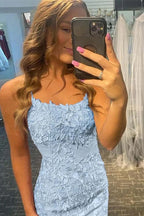 Robe de bal courte fourreau bleue en dentelle à fines bretelles spaghetti sans manches 