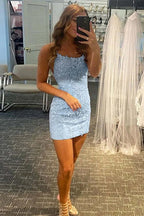 Robe de bal courte fourreau bleue en dentelle à fines bretelles spaghetti sans manches 