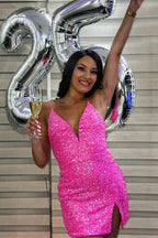 Vestidos cortos de fiesta fucsia con lentejuelas, escote en V, sin mangas y abertura.