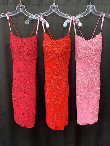 Robe de bal courte sirène en dentelle dos nu violette