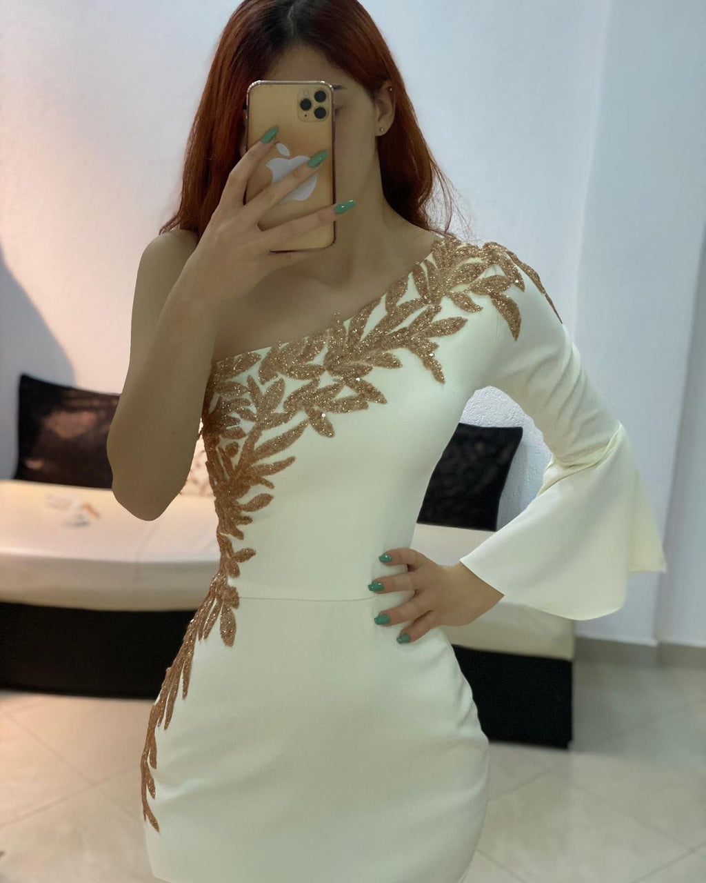 Robe de soirée courte sirène asymétrique en satin à manches