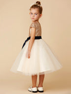 Robe de demoiselle d'honneur courte princesse en tulle à sequins avec col bijou et manches