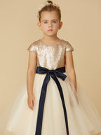 Robe de demoiselle d'honneur courte princesse en tulle à sequins avec col bijou et manches