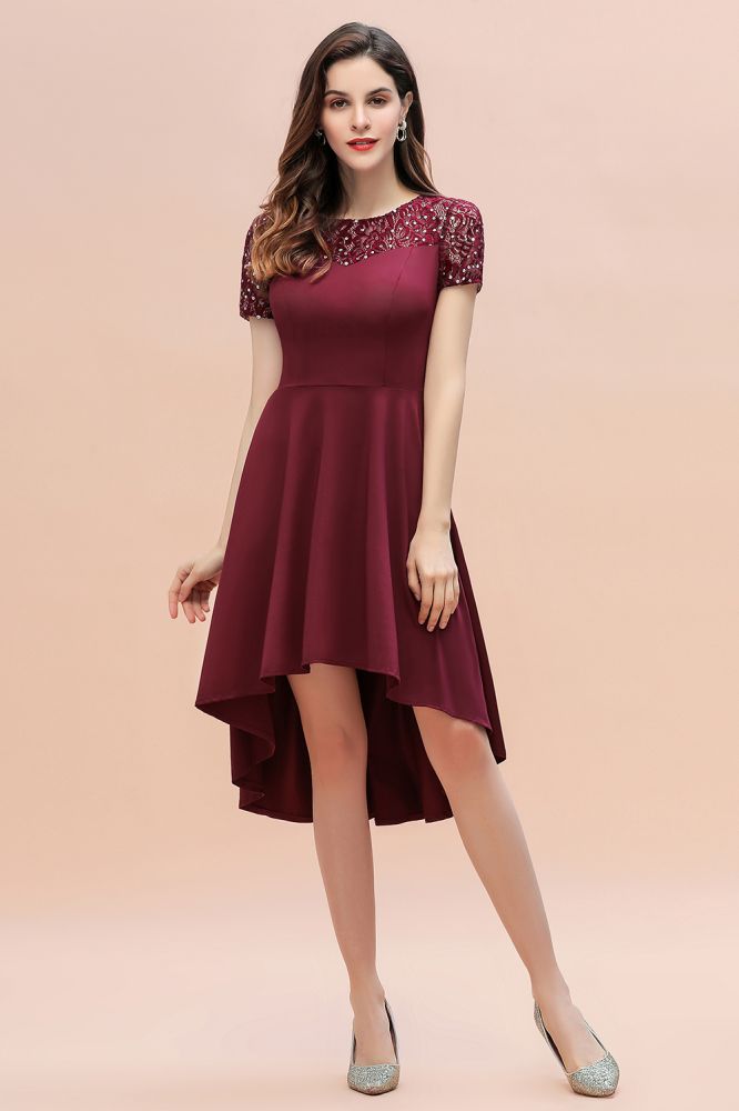 Robe de cocktail bordeaux à sequins, coupe asymétrique, manches courtes, style trapèze, idéale pour tous les jours.
