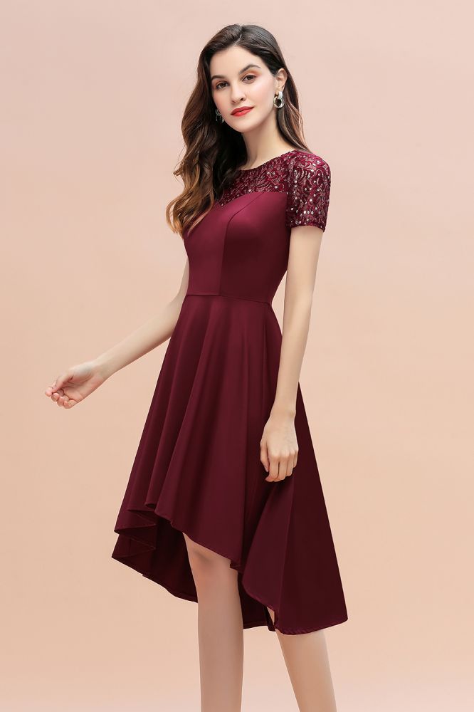 Robe de cocktail bordeaux à sequins, coupe asymétrique, manches courtes, style trapèze, idéale pour tous les jours.