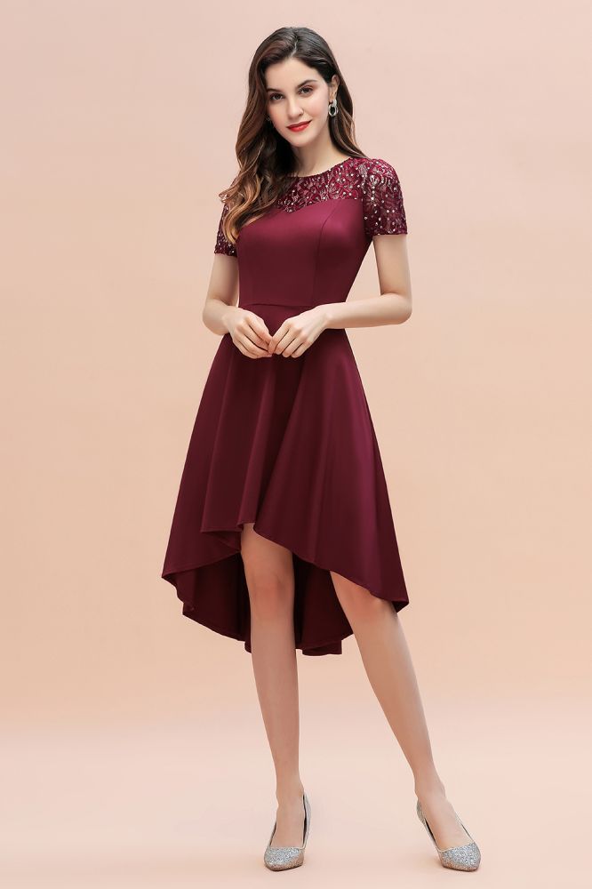 Robe de cocktail bordeaux à sequins, coupe asymétrique, manches courtes, style trapèze, idéale pour tous les jours.