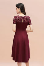 Robe de cocktail bordeaux à sequins, coupe asymétrique, manches courtes, style trapèze, idéale pour tous les jours.