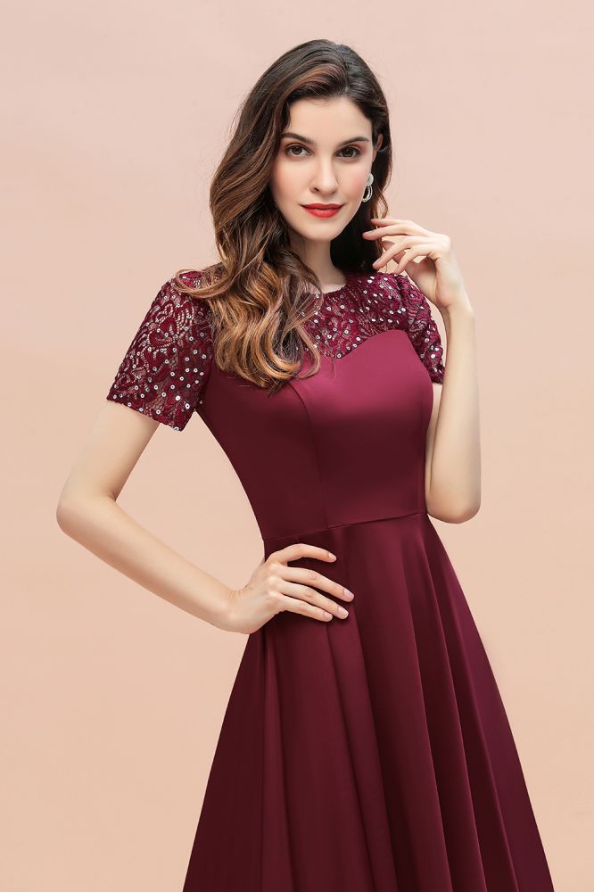Robe de cocktail bordeaux à sequins, coupe asymétrique, manches courtes, style trapèze, idéale pour tous les jours.