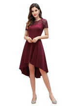 Robe de cocktail bordeaux à sequins, coupe asymétrique, manches courtes, style trapèze, idéale pour tous les jours.