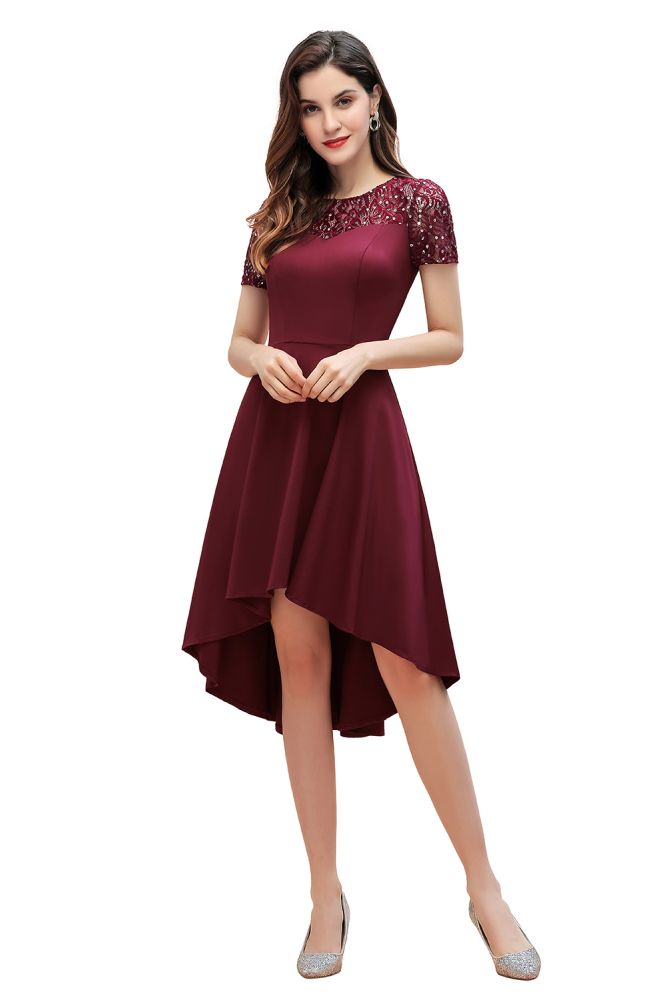 Robe de cocktail bordeaux à sequins, coupe asymétrique, manches courtes, style trapèze, idéale pour tous les jours.